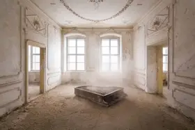 Robroek, Roman: Opuštěný klavír v prachu