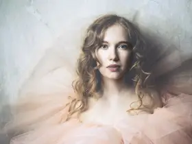 Franke, Ruth: červené vlasy a modré oči