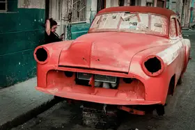 Bauer, Andy: Červené auto