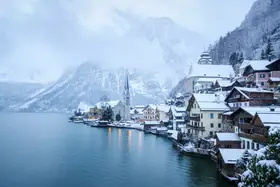 Stroujko, Boris: Zasněžená vesnice Hallstatt v zimě,Rakousko