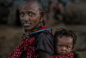 Garmendia, Inazio Joxe: Samburu etnická žena a její dítě.