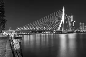Viola, Melanie: ROTTERDAM Erasmův most s Willemskade v noci | Černobílý