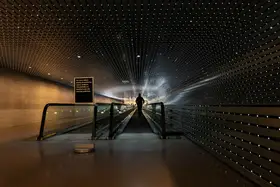 Zhao, Emma: Světelný tunel