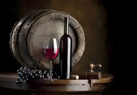 Neznámý: Zátiší s červeným vínem, lahví a soudkem