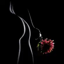 Neznámý: Žena s květinou