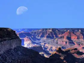 Neznámý: Velký měsíc v Grand Canyonu