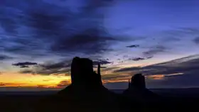 Neznámý: Svítání v Monument Valley v Arizoně