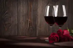Neznámý: Dvě sklenice červeného vína