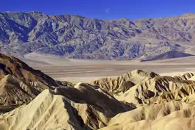 Neznámý: Měsíc nad Zabriskie Point, Death Valley National Park
