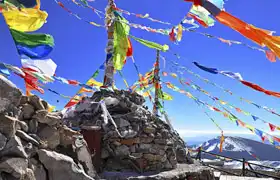 Neznámý: Vlajky na vrcholu hory, Tibet