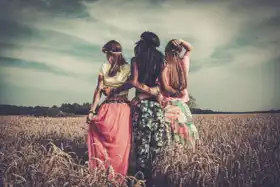 Neznámý: Hippie dívky v pšeničném poli