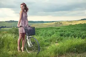 Neznámý: Dívka na kole